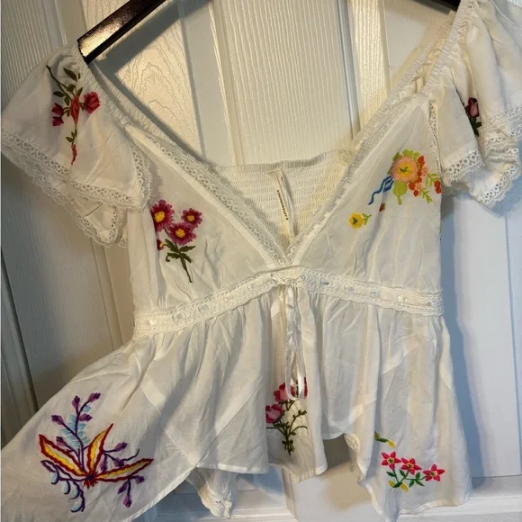 NWT!! Anthropologie White Blouse with Colorful Floral Embroidery - Picture 3 of 5